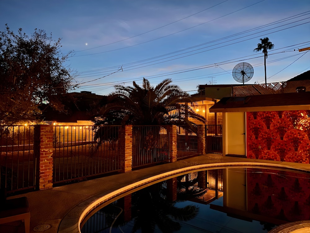 Newer Ranch with Pool And Hot Tub Near the Strip And Freemont Street. — 4-Star Luxury Hotel in Las Vegas, United States