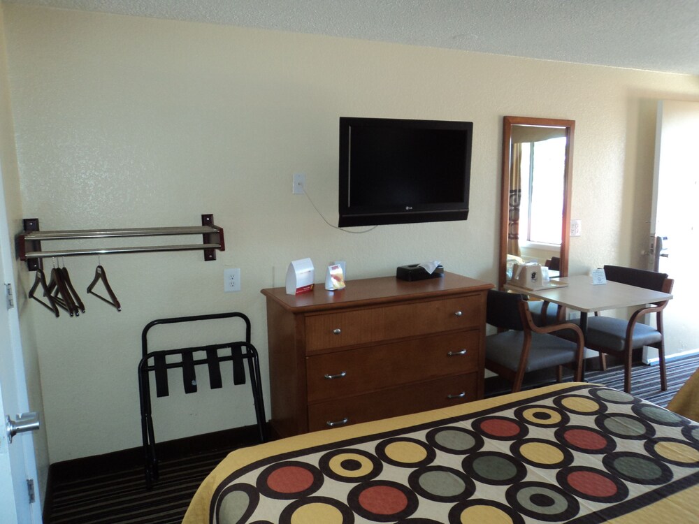 Super 8 by Wyndham Aberdeen Southern Pines - photo 3