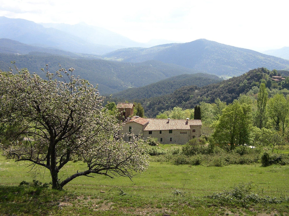 Rectoría de Castellar de la Muntanya - carbon neutral hotel in Girona