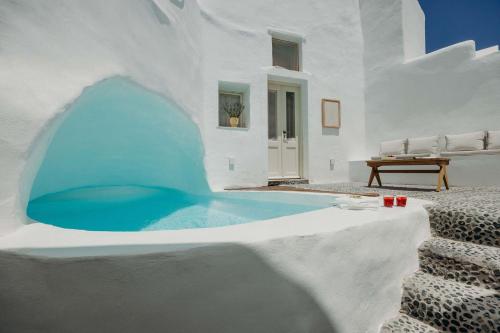 Villa Patitiri cave house with private pool in Megalochori Santorini — 4-Star Luxury Hotel in Megalochori, Greece