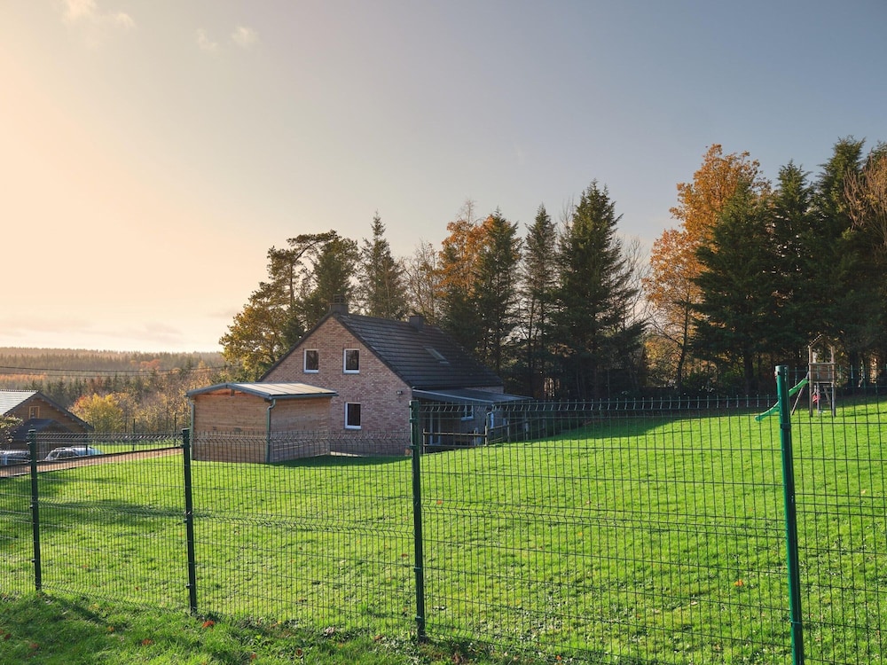 Quiet Villa with Hot Tub & Sauna — 4-Star Luxury Hotel in Somme-Leuze, Belgium