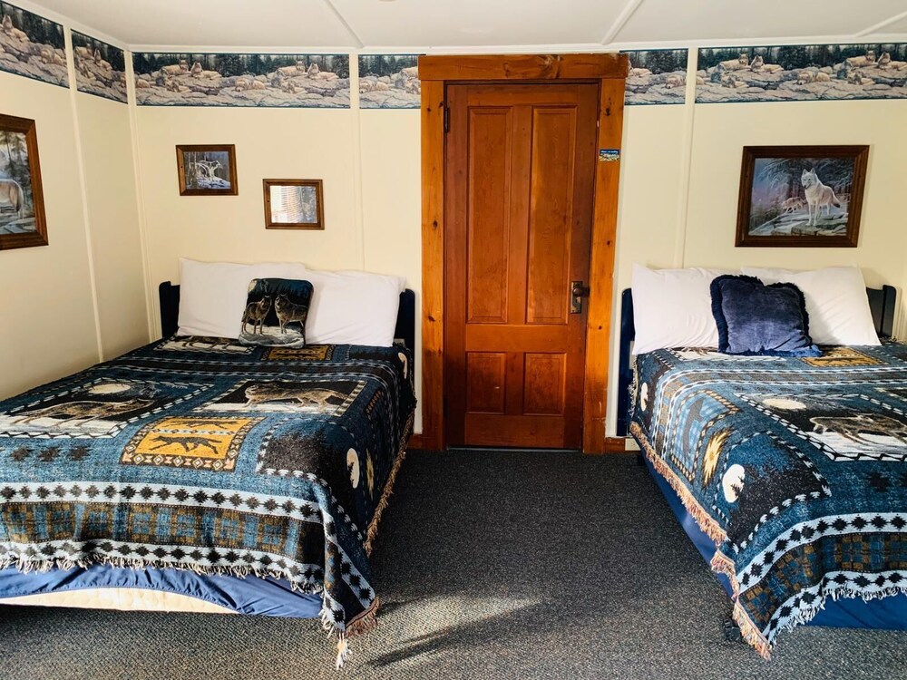 Carroll Motel & Cottages - photo 11