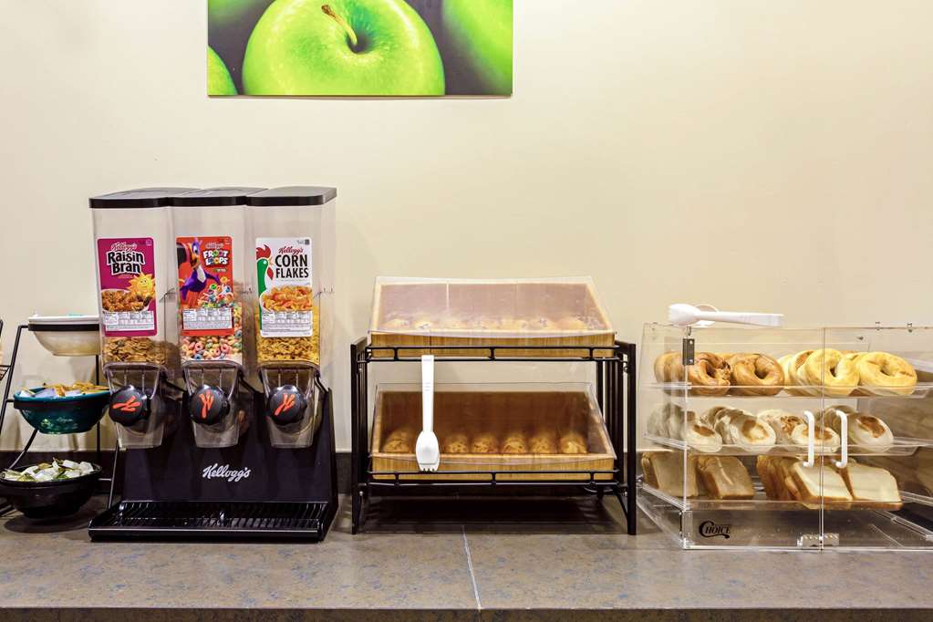 La Quinta Inn & Suites by Wyndham Stamford New York City - photo 48