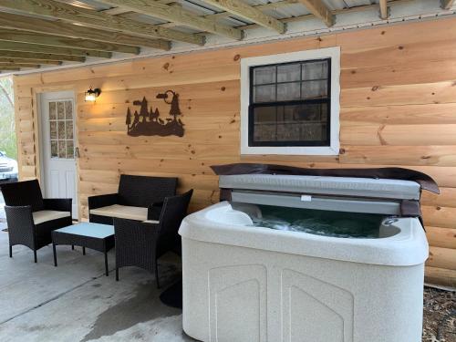 Wild Reindeer 5min From Parkway HOTTUB FIREpit — 4-Star Luxury Hotel in Sevierville, United States