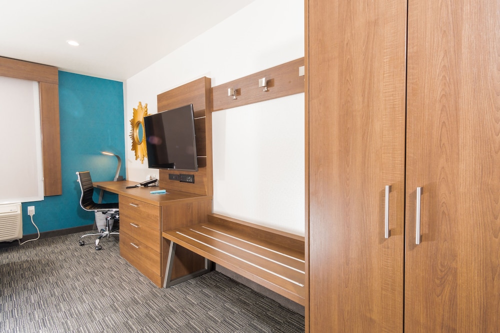 Holiday Inn Express Hotel & Suites Hollywood Walk of Fame by IHG - photo 18
