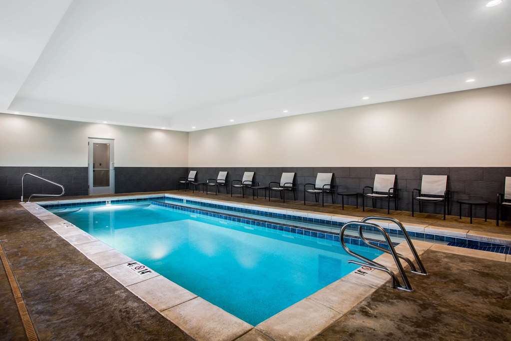 La Quinta Inn & Suites by Wyndham Pittsburg - photo 8