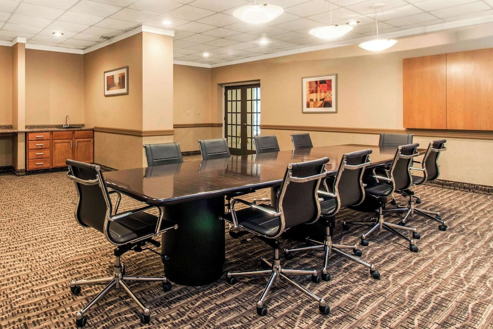 Comfort Inn & Suites Omaha Central - photo 28