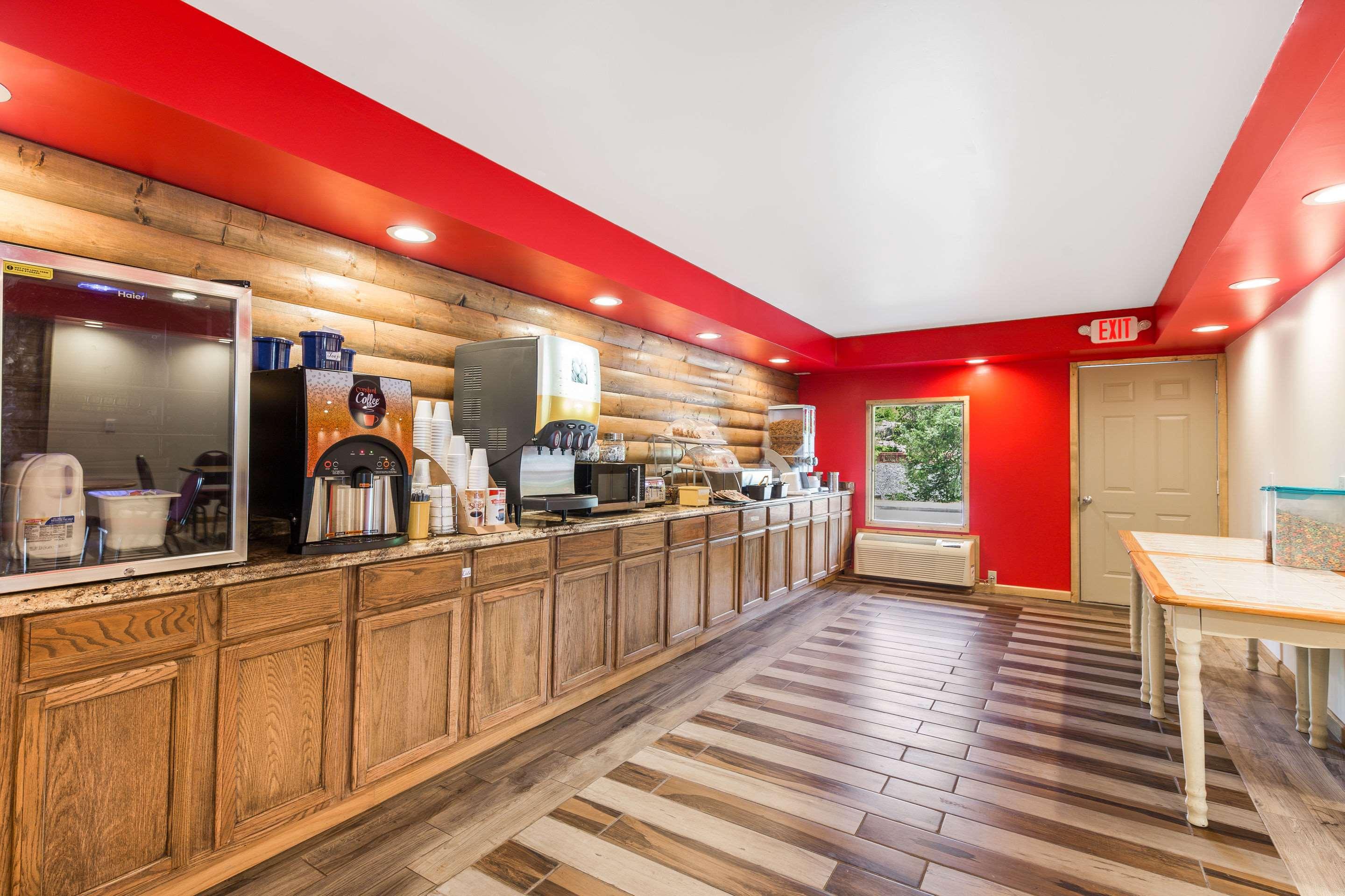 Econo Lodge Pigeon Forge TN - photo 4