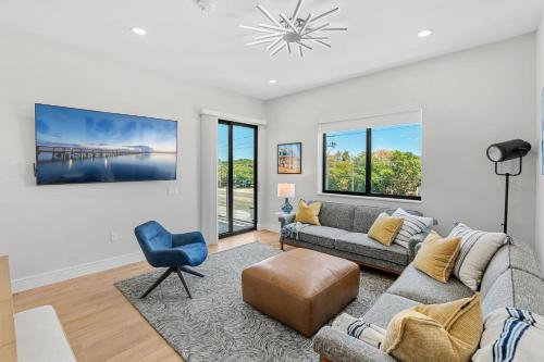 Jeannie's Sunrise Suite Luxury 2BR Across from Beach Balcony Rocket Views — 4-Star Luxury Hotel in Cocoa Beach, United States