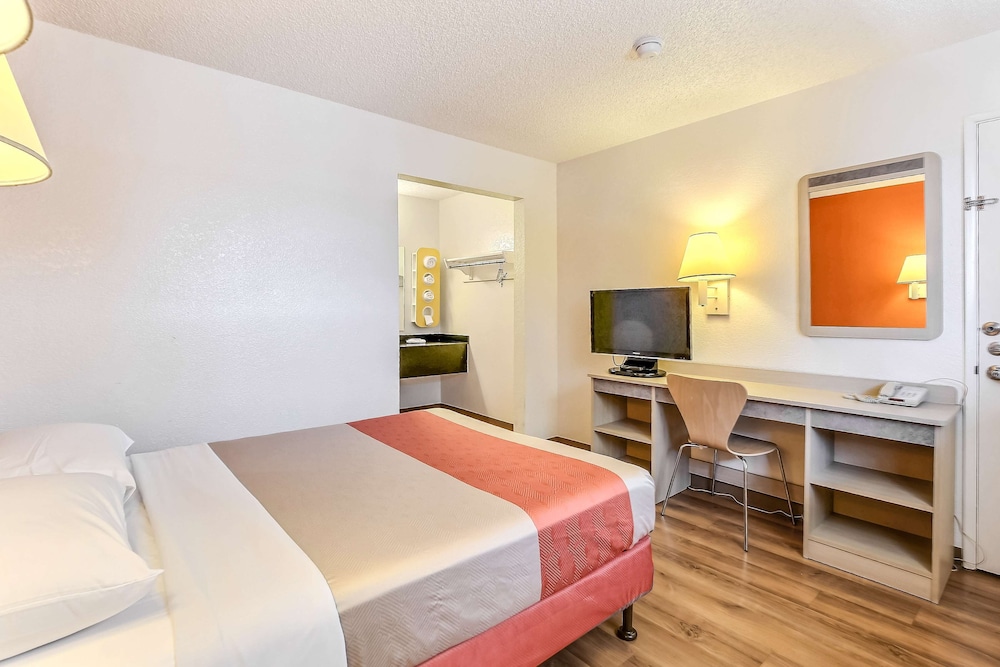 Motel 6 Oakland Airport - photo 4