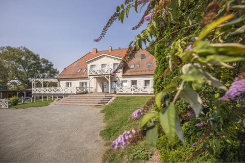 Ruhig und idyllische Lage strandnah gratis Nutzung vom AHOI Erlebnisbad und Sauna in Sellin Gutshaus Silvitz FeWo 02 — 4-Star Luxury Hotel in Bergen Auf Ruegen, Germany