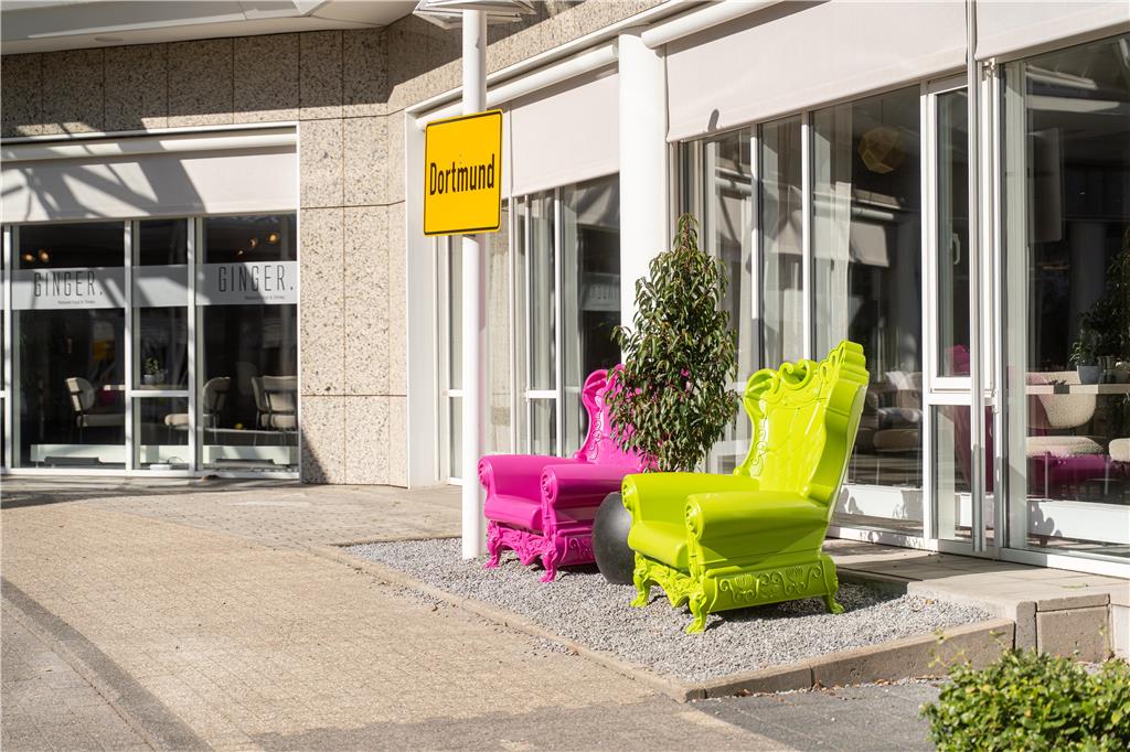 hotel outside spring