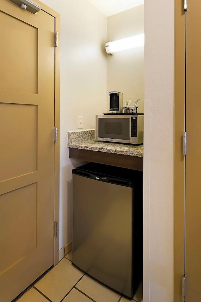 Clubhouse Hotel & Suites Pierre - photo 12