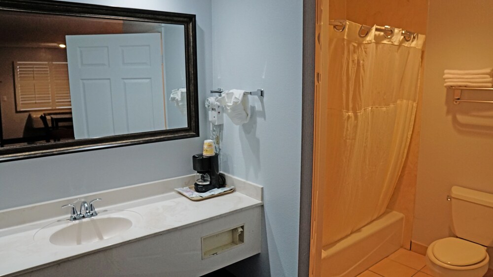 Travel Plaza Inn - photo 21
