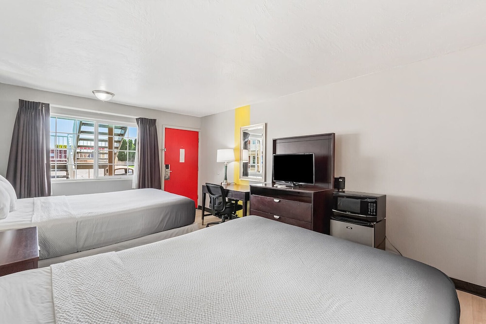 Super 8 by Wyndham Ontario - photo 8