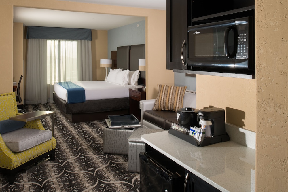 Holiday Inn Express and Suites Kansas City Airport by IHG - photo 2