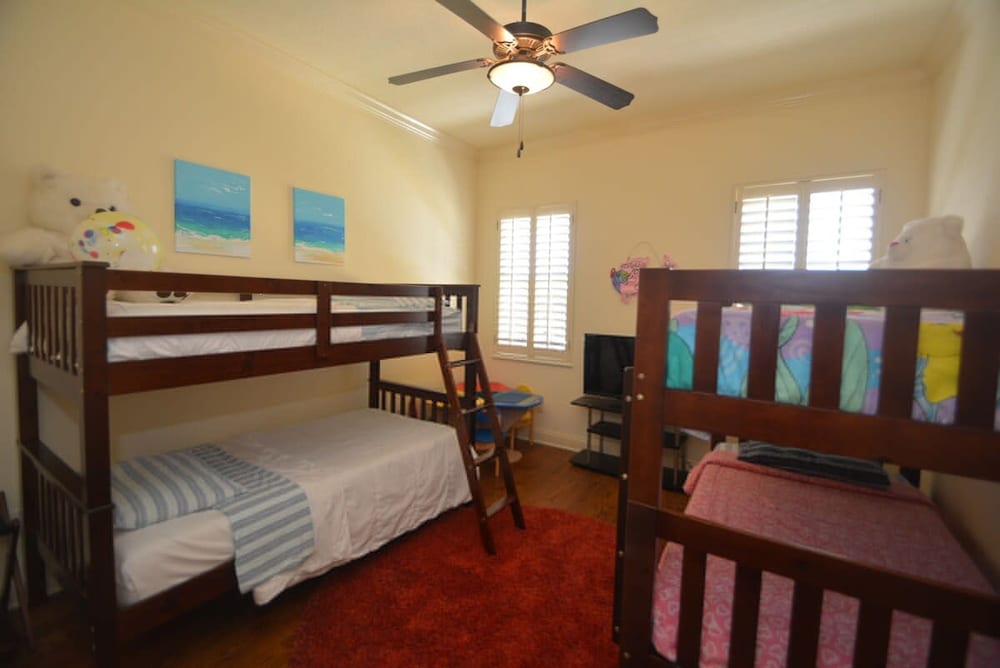 Ocean View Paradise Steps away from the Beach Will Accommodate Up To 10 People including 1 3 Fa - photo 38
