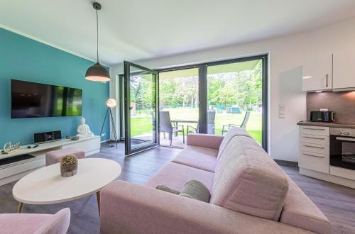 Bewusstsein Modernes Apartment mit Terrasse Walk In Dusche & Wellnesszugang — 4-Star Luxury Hotel in Krakow Am See, Germany