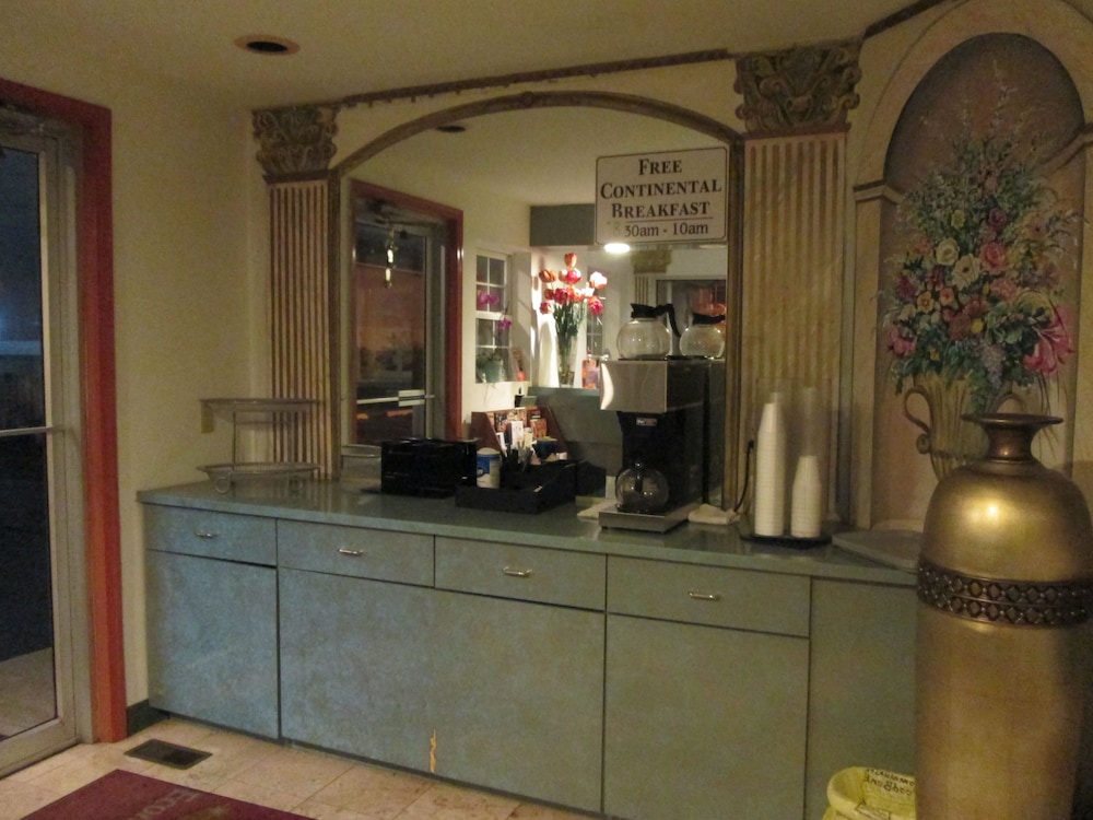 Delux Inn & Suites - photo 17