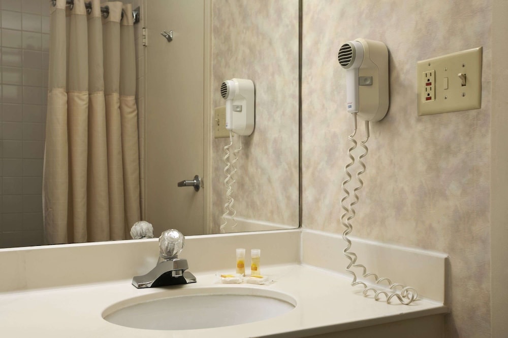 Days Inn by Wyndham Sidney OH - photo 13