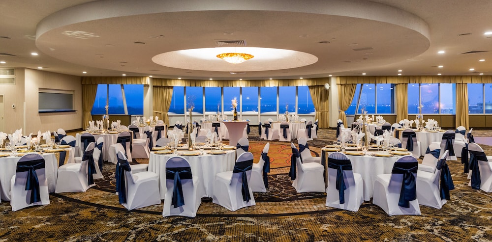 Holiday Inn Downtown Mercy Area by IHG - photo 29