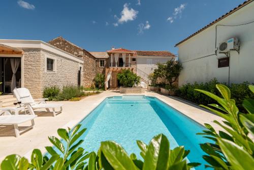 Apartment Varos with shared pool — 4-Star Luxury Hotel in Ugljan, Croatia