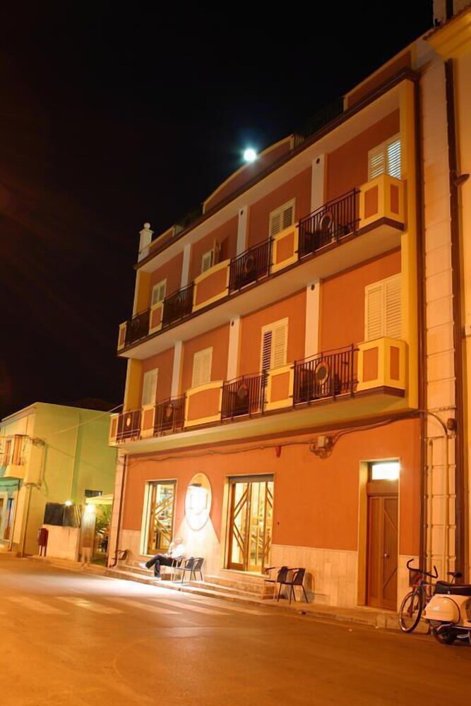 Hotel Piro — hotel in Torrenova