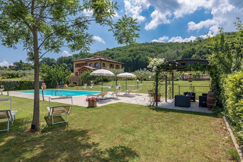 Le Terre Di Nunzio 12 Emma Villas — 4-Star Luxury Hotel in Montepulciano, Italy