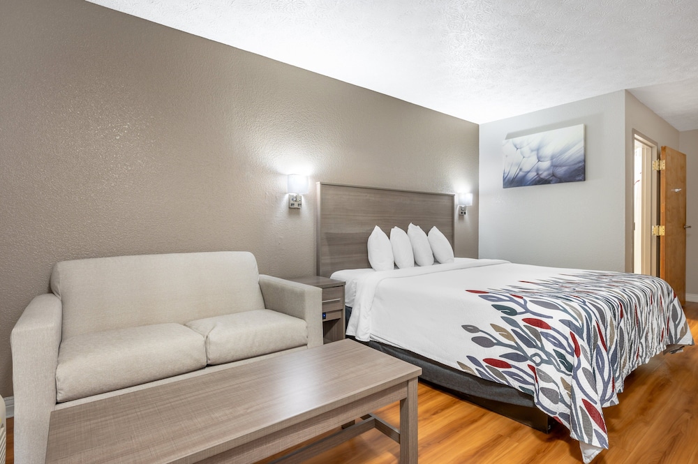 Red Roof Inn Greencastle South Cloverdale - photo 15