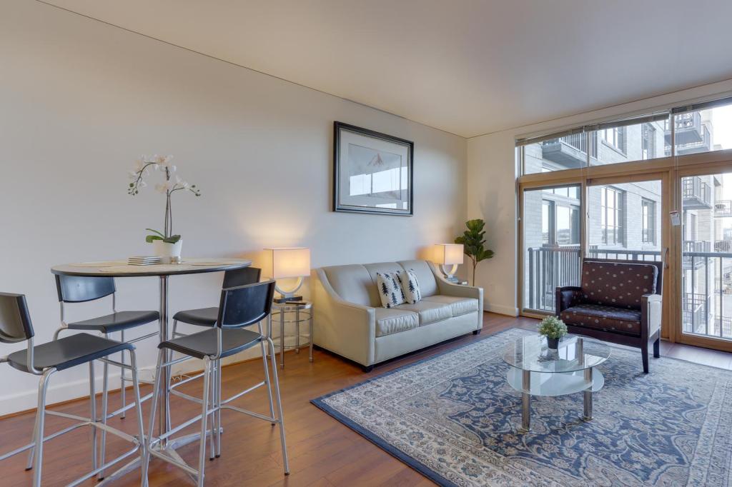 Spacious Downtown Location great for work and relaxing - photo 34