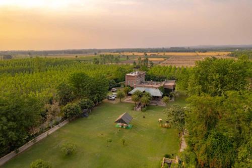 StayVista at Peacocks & Partridges with Amidst Greenery Terrace Indoor Fireplace Bar & Snooker Table