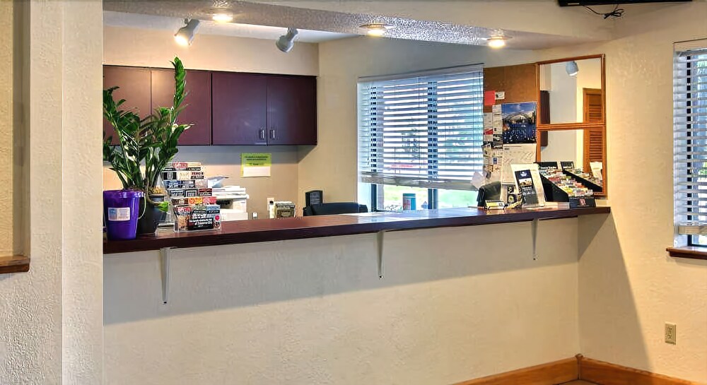 Days Inn & Suites by Wyndham Traverse City - photo 2