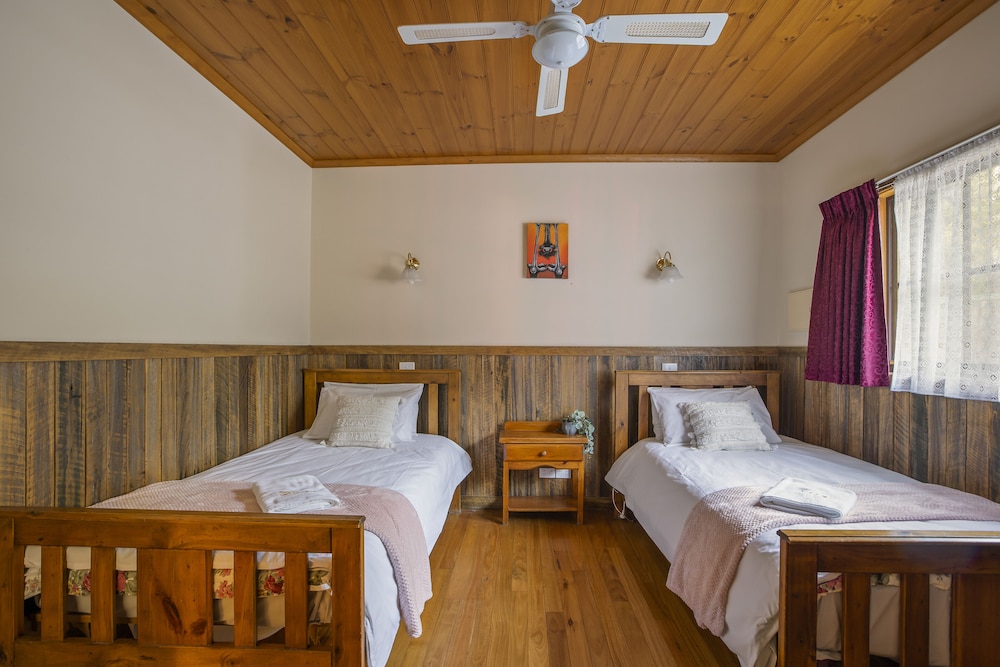 StayAU Sunset Cottage 2BR Farm Retreat — 4-Star Luxury Hotel in Badger Creek, Australia