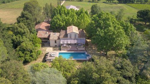Mas provençal authentique XXL avec grande piscine terrain de pétanque et parc privé — hotel in La Crau
