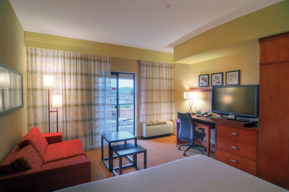 Courtyard by Marriott Medford Airport - photo 25