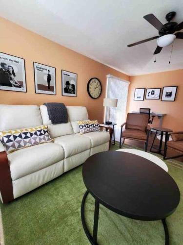Solar Half Plex with Chic Style in Country Glen — 4-Star Luxury Hotel in Keizer, United States