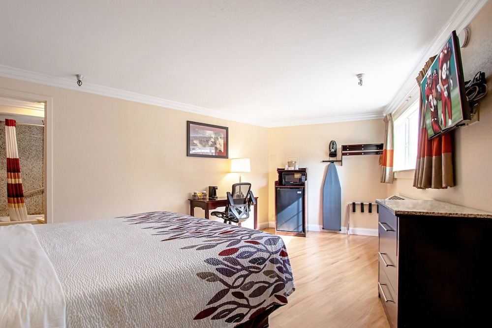 Red Roof Inn & Suites Monterey - photo 17