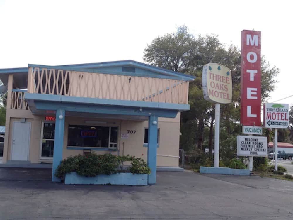 Three Oaks Motel - photo 13