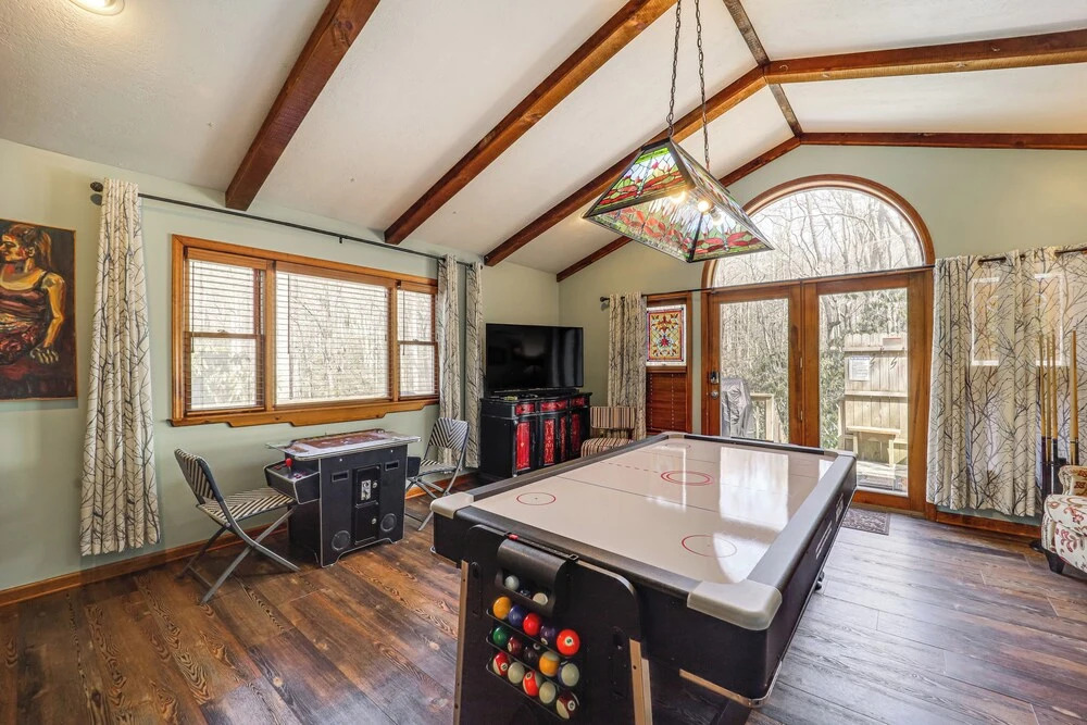 Private Blue Ridge Retreat: Hot Tub & Pool Table — hotel in Boone
