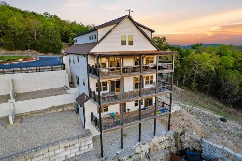 The WOW Factor at Chateau Cove in Branson, United States