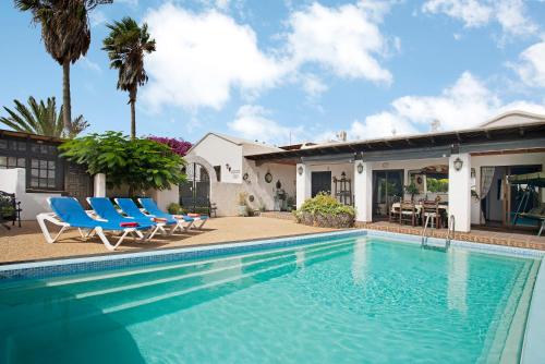 Lanzarote Rural Villa Casa Albryna — 4-Star Luxury Hotel in Teguise, Spain