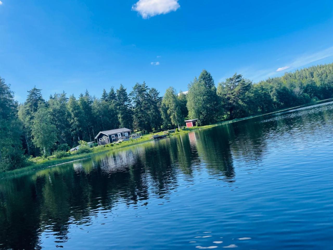 Stuga Med Strandtomt I Smalands Naturskona Miljo — Vaggeryd