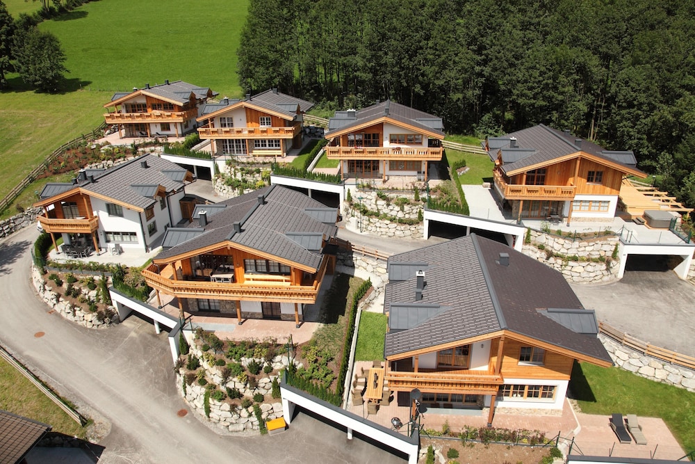 AvenidA Panorama Chalet by Alpin Rentals — 4-Star Luxury Hotel in Piesendorf, Austria