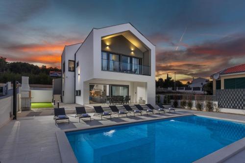 Villa Pine — 4-Star Luxury Hotel in Pridraga, Croatia