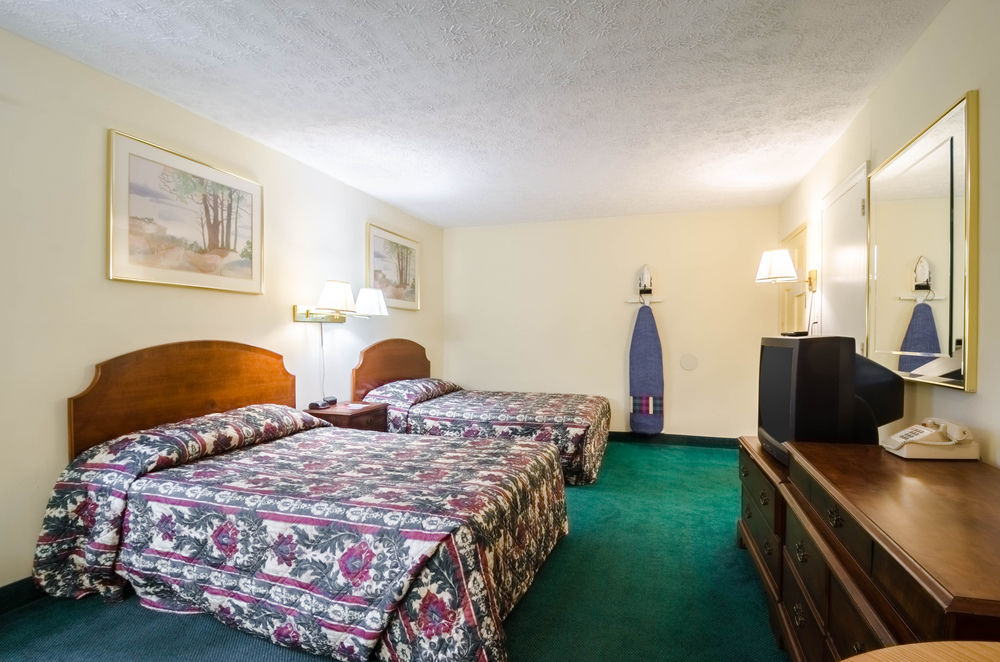 Econo Lodge Colonial - photo 17