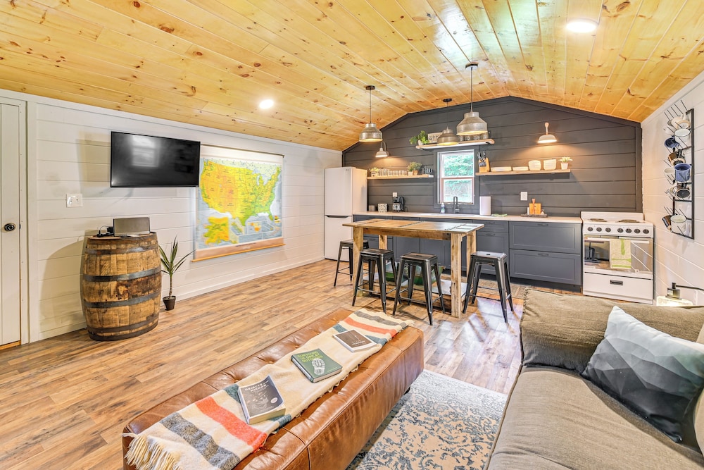 Covered Deck & Hot Tub: Cozy Retreat in Campton — hotel in Campton