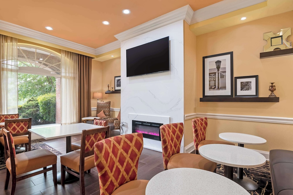 Hampton Inn & Suites Stamford - photo 3