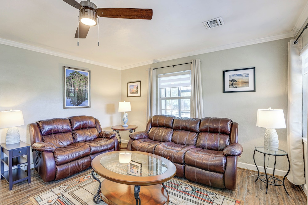 Pet friendly Florida Escape w Patio & Fire Pit — hotel in Live Oak