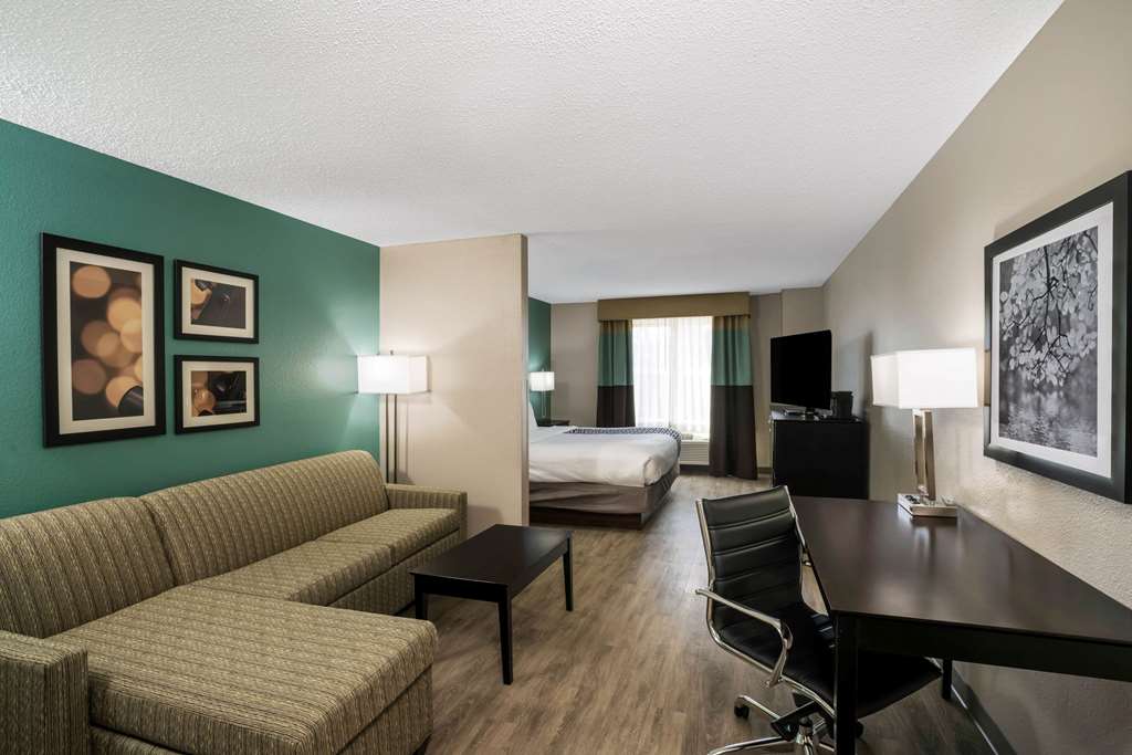 La Quinta Inn & Suites by Wyndham Lebanon - photo 23