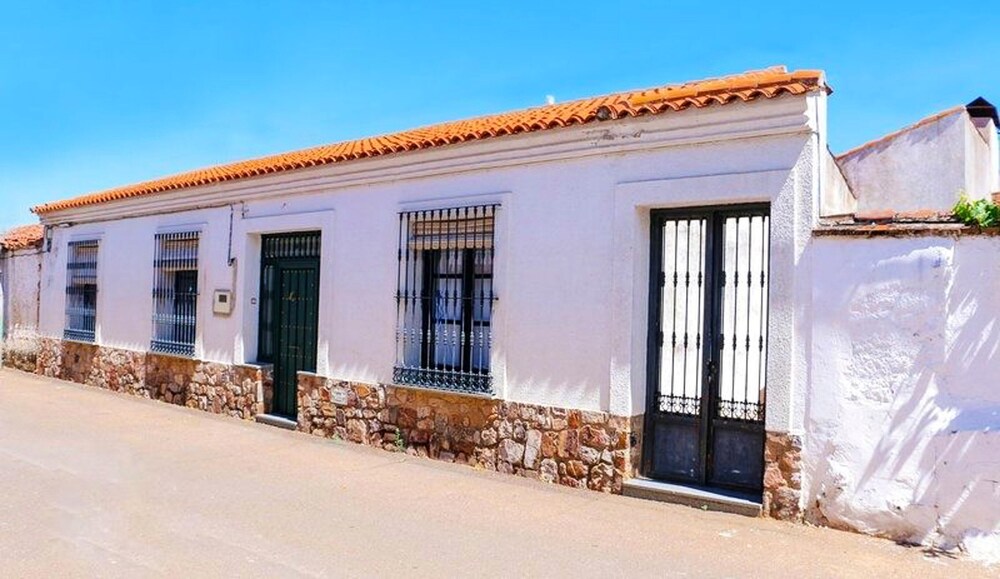 Charming House in Castilblanco with Terrace and Fireplace — 4-Star Luxury Hotel in Castilblanco, Spain